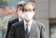 東京高裁に入る東京電力の武黒一郎元副社長＝２日午後（代表撮影）