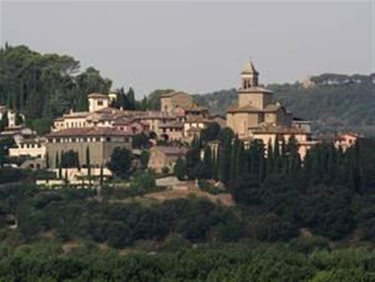 ソロメオの風景。図書館となるのは手前の敷地 (c)Brunello Cucinelli