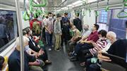 ６日、ベトナムの首都ハノイに開業した都市鉄道の車内（共同）