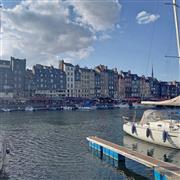 フランス・ノルマンディ地方に住みながら世界へフライト。お休みの日は家族と一緒に過ごします。ノルマンディ地方にある港町オンフルールへ日帰りドライブ旅行。提供：執筆者