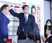 自民党は議席数こそ減らしたものの単独で絶対安定多数を確保した。自民党本部で当選確実となった候補者の名前に花をつける岸田文雄首相＝10月31日夜（春名中撮影）