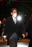親任式へ向かう岸田文雄首相＝１０日午後、首相官邸（納冨康撮影）