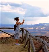 オルチャ渓谷をカメラにおさめる椎名さん