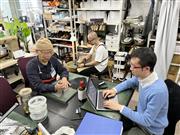 クロスディーズジャパンの諏訪部梓社長（右）と熟練技能を持つ靴職人の社員＝東京都中央区