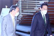 菅義偉前首相が官邸を訪れ出迎える岸田文雄首相＝１１日午前、首相官邸（矢島康弘撮影）