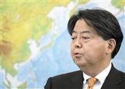 就任の記者会見で、海外メディアなど記者の質問に答える林外相＝１１日午前、外務省