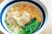 ランチで人気の「璃宮の海老ワンタン麺」（900円）。離宮本店ではコースに含まれるメニューがここでは単品で味わえる（SankeiBiz編集部）