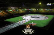 【東京五輪２０２０ 閉会式】入場する各国の旗手＝８日、国立競技場