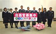 横断幕を寄贈した宇都宮文星女子高の生徒と自衛隊栃木地方協力本部。ファントムと戦車の模型はイベントなどで活躍している（鈴木正行撮影）