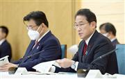 新型コロナウイルス感染症対策本部で発言する岸田文雄首相。左は後藤茂之厚労相＝１２日午前、首相官邸（矢島康弘撮影）