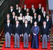 記念撮影に臨む岸田内閣の閣僚たち＝１０日午後、首相官邸（矢島康弘撮影）