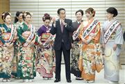全日本きもの装いコンテスト受賞者による表敬を受ける岸田文雄首相＝１６日午後、首相官邸（矢島康弘撮影）