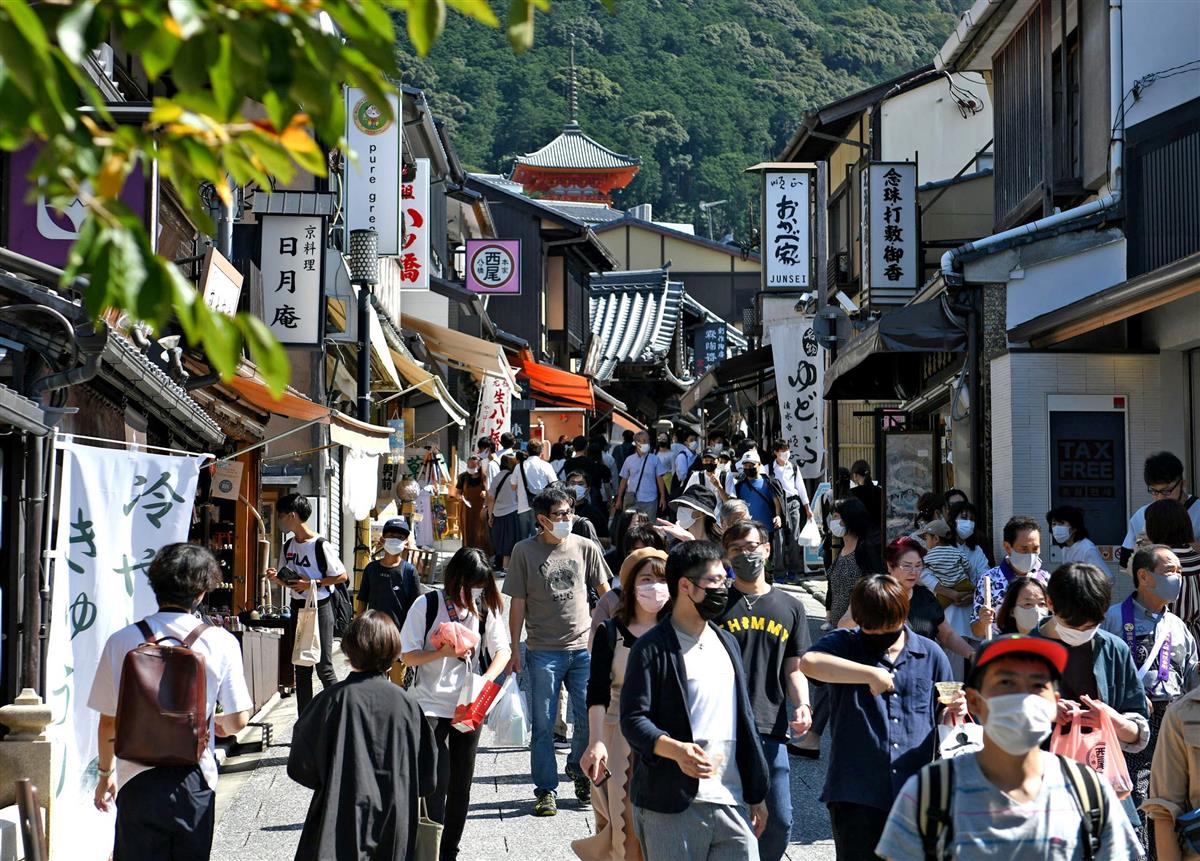 緊急事態宣言の解除後初の日曜となった１０月３日、京都・清水寺の参道は観光客でにぎわった。今後の消費押し上げが期待される（永田直也撮影）