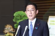 記者団の取材に応じる岸田文雄首相＝１７日午後、首相官邸（矢島康弘撮影）