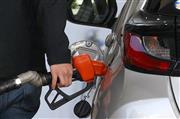 ガソリンスタンドで給油する男性＝１７日午後、東京都内（桐山弘太撮影）