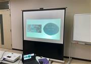 座学のプロジェクタの様子