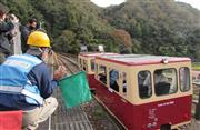 廃線となった三江線の旧宇都井駅を出発するトロッコ列車＝島根県邑南町