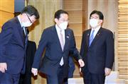 臨時閣議に臨む岸田文雄首相（中央）＝１９日午後、首相官邸（矢島康弘撮影）