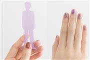 「推し文字」と呼ばれる推しへの思いを表現した手書き風のメッセージを爪に施すことができる商品「ときめく推し文字ネイルシール」と「扉の向こうに推しがいる妄想アクスタケース」