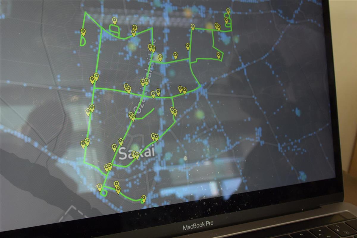 自動運転バスのルートを示すノートパソコンの画面。携帯電話の位置情報は光の点で表され、人出の多い場所が分かる（SankeiBiz編集部）