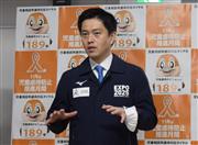 記者団の質問に答える大阪府の吉村洋文知事＝２２日午前、大阪市中央区の大阪府庁（吉国在撮影）