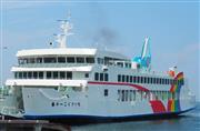 高松港に入港してきた第十一こくさい丸。７月に小豆島とを結ぶ航路に就航した＝７月１３日、高松市