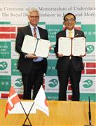 覚書を締結した守谷市の松丸修久市長（右）とピーター・タクソ・イェンセン駐日デンマーク大使＝守谷市役所