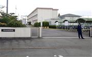 男子生徒が校内で同級生の男子に刃物で刺される事件があった愛知県弥富市の市立中学校＝２４日午前１０時４６分