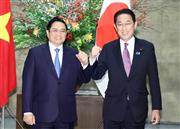 ベトナムのファム・ミン・チン首相（左）を迎える岸田文雄首相＝２４日午後、首相官邸（矢島康弘撮影）