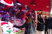 ２４日、パリ中心部のクリスマス市に集う人たち（三井美奈撮影）