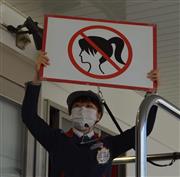 ポニーテールお断りを演台でアピールする「高飛車」のオペレーター＝山梨県富士吉田市（平尾孝撮影）