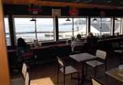 瀬戸内海を眺めてゆっくりくつろげる「みきゃんパーク梅津寺」２階のカフェ