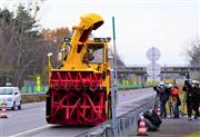 高速道路上で行われた自動走行除雪車のデモラン＝１７日、道央自動車道岩見沢インターチェンジ付近（坂本隆浩撮影）
