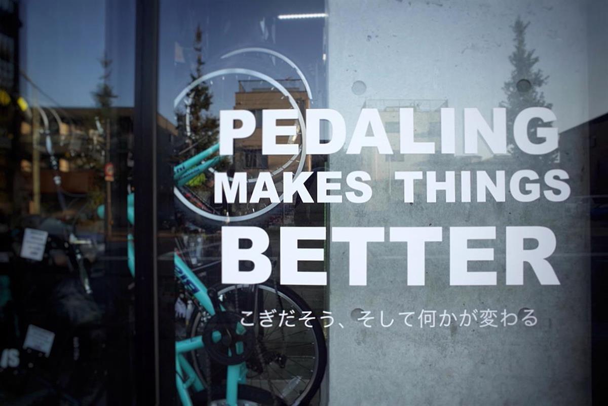 窓ガラスに書かれたショップのメッセージ。高岡さんが自ら考案した（SankeiBiz編集部）