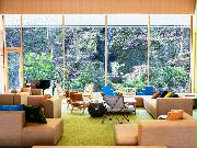 滝を眺めながら寛ぐラウンジ