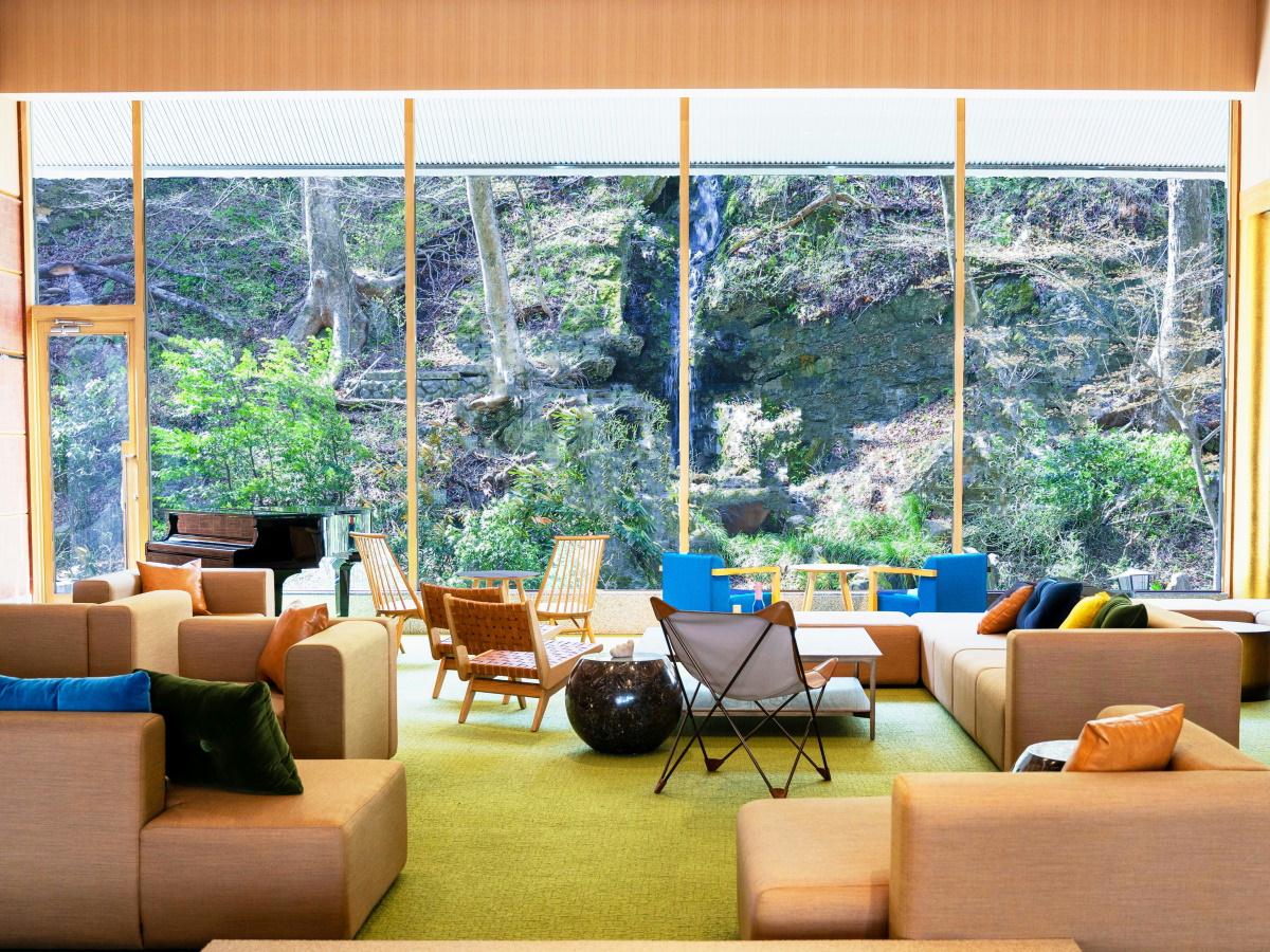滝を眺めながら寛ぐラウンジ