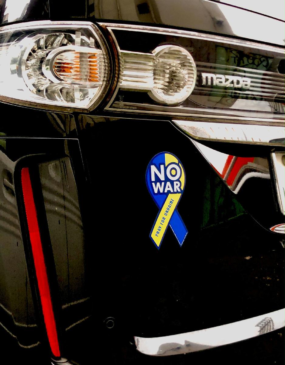 リボンドネーション R ウクライナへの支援の意思を表すために車に貼るリボンマグネット R を製造 無料配布開始 Sankeibiz サンケイビズ 自分を磨く経済情報サイト
